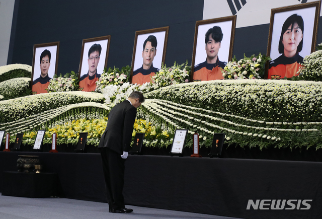 [대구=뉴시스]박영태기자 = 문재인 대통령이 10일 대구 계명대 성서캠퍼스에서 열린 독도 헬기 추락사고 순직 소방항공대원 합동 영결식에 참석해 훈장을 추서하고 묵례를 있다. 2019.12.10.since1999@newsis.com