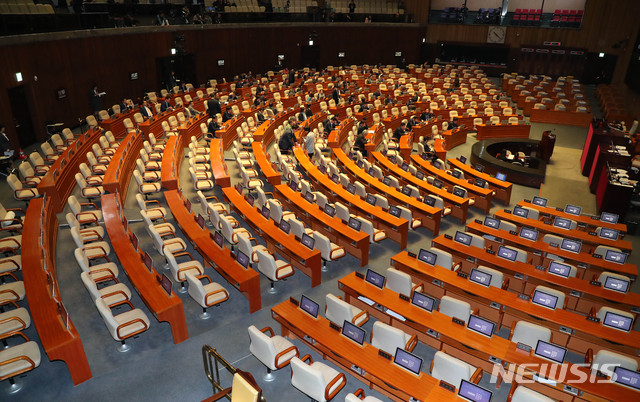 [서울=뉴시스] 장세영 기자 = 더불어민주당 의원들이 10일 서울 여의도 국회 본회의장에서 열린 제371회국회(정기회) 제12차 본회의에 참석해 있다. 2019.12.10.&nbsp; photothink@newsis.com