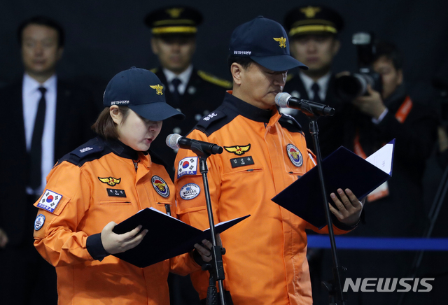 [대구=뉴시스]박영태기자 = 중앙119구조대 김성규(오른쪽) 조종사와 배유진 구조사가 10일 대구 계명대 성서캠퍼스에서 열린 독도 헬기 추락사고 순직 소방항공대원 합동 영결식에 참석해 고별사를 하고 있다. 2019.12.10.since1999@newsis.com