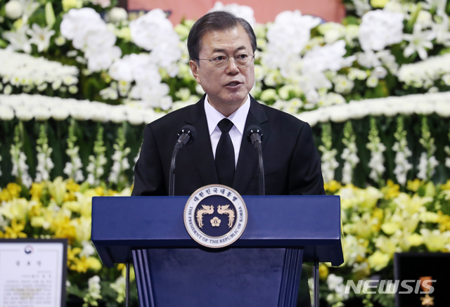 [대구=뉴시스]박영태기자 = 문재인 대통령이 10일 대구 계명대 성서캠퍼스에서 열린 독도 헬기 추락사고 순직 소방항공대원 합동 영결식에 참석해 추도사를 하고 있다. 2019.12.10.since1999@newsis.com