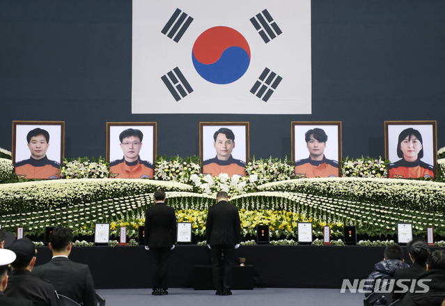 [대구=뉴시스]박영태기자 = 문재인 대통령이 10일 대구 계명대 성서캠퍼스에서 열린 독도 헬기 추락사고 순직 소방항공대원 합동 영결식에 참석해 분향하고 있다. 2019.12.10.since1999@newsis.com