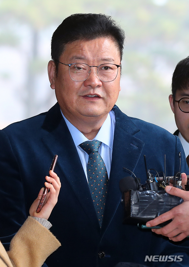 [서울=뉴시스] 전신 기자 = 임동호 전 더불어민주당 최고위원이 10일 서울 서초구 서울중앙지검으로 출석하며 취재진의 질문을 받고 있다. 2019.12.10. photo1006@newsis.com