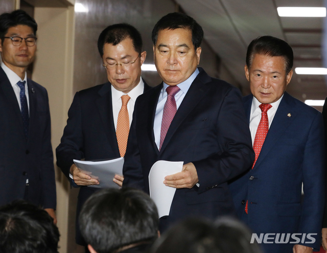 [서울=뉴시스]김명원 기자 = 심재철 자유한국당 원내대표가 10일 오전 서울 여의도 국회 본청 국회의장실을 찾아 문희상 의장과 본회의 안건관련 논의를 마치고 나서고있다. 2019.12.10.&nbsp; kmx1105@newsis.com