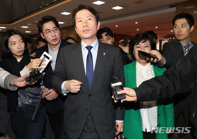 [서울=뉴시스]김명원 기자 = 이인영 더불어민주당 원내대표가 10일 오전 서울 여의도 국회 본청 본회의장을 들어서며 기자들의 질문에 답하고 있다. 2019.12.10.&nbsp; kmx1105@newsis.com