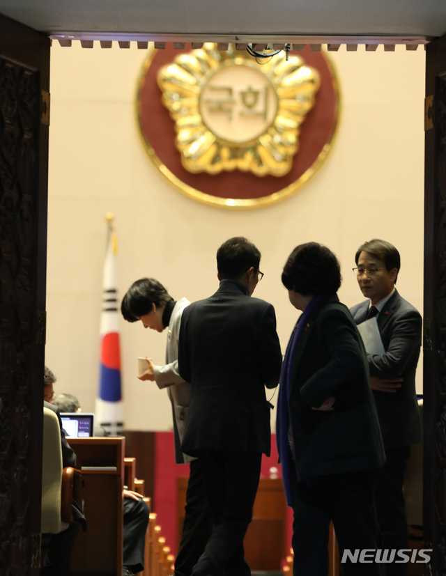 [서울=뉴시스]김명원 기자 = 국회 본회이가 열리는 10일 오전 서울 여의도 국회 본청 본청 본회의장에 의원들이 들어서며 이야기 나누고 있다. 2019.12.10.&nbsp; kmx1105@newsis.com