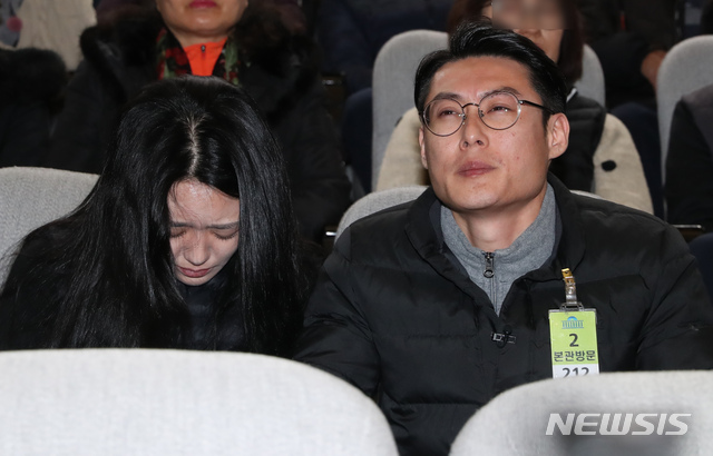 [서울=뉴시스] 고승민 기자 = '민식이법' 고 김민식 군의 부모 김태양 씨와 박초희 씨가 10일 서울 여의도 국회에서 열린 제371회국회(정기회) 제12차 본회의에서 어린이 교통안전 법안인 특정범죄 가중처벌 등에 관한 법률 일부개정안과 도로교통법 일부개정법률안, 주차장법 일부개정법률안이 통과되자 울음을 터뜨리고 있다. 2019.12.10.kkssmm99@newsis.com