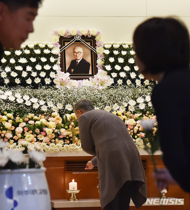 [수원=뉴시스] 김종택 기자 = 10일 오전 경기 수원시 아주대병원 장례식장에 마련된 김우중 전 대우그룹 회장 빈소에서 조문객이 조문하고 있다. 2019.12.10. semail3778@naver.com