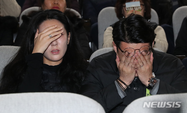 [서울=뉴시스] 고승민 기자 = '민식이법' 고 김민식 군의 부모 김태양 씨와 박초희 씨가 10일 서울 여의도 국회에서 열린 제371회국회(정기회) 제12차 본회의에서 어린이 교통안전 법안인 특정범죄 가중처벌 등에 관한 법률 일부개정안과 도로교통법 일부개정법률안, 주차장법 일부개정법률안이 통과되자 울음을 터뜨리고 있다. 2019.12.10.kkssmm99@newsis.com