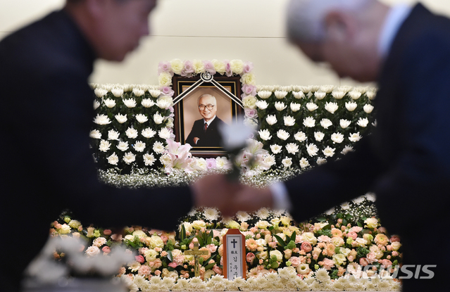 [수원=뉴시스] 김종택 기자 = 김우중 전 대우그룹 회장 빈소가 마련된 경기 수원시 아주대병원 장례식장에 10일 오전 조문객들이 조문하고 있다. 2019.12.10.&nbsp; semail3778@naver.com