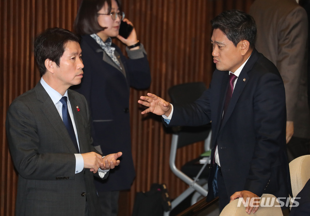 [서울=뉴시스] 고승민 기자 = 이인영 더불어민주당 원내대표와 오신환 바른미래당 원내대표가 10일 서울 여의도 국회에서 열린 제371회국회(정기회) 제12차 본회의에서 대화하고 있다. 2019.12.10.kkssmm99@newsis.com