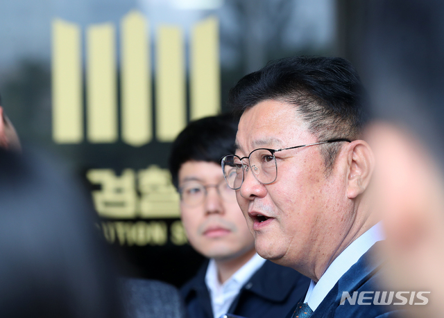[서울=뉴시스]전신 기자 = 임동호 전 더불어민주당 중앙당 최고위원이 10일 서울 서초구 서울중앙지검으로 출석하며 취재진의 질문에 답변하고 있다 2019.12.10.&nbsp; photo1006@newsis.com