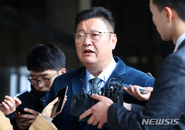 [서울=뉴시스]전신 기자 = 임동호 전 더불어민주당 중앙당 최고위원이 10일 서울 서초구 서울중앙지검으로 출석하며 취재진의 질문에 답변하고 있다 2019.12.10.&nbsp; photo1006@newsis.com