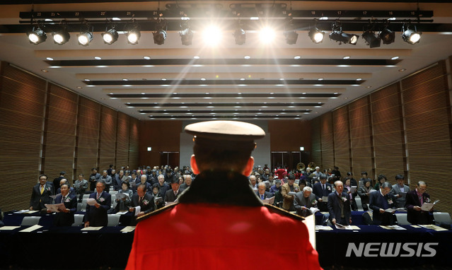 [서울=뉴시스] 김진아 기자 = 수도경비사령부군악대가 10일 서울 용산구 백범김구기념관에서 열린 제78주년 대한민국임시정부 대일 선전포고 기념식에서 참석자들과 함께 독립군가를 합창하고 있다. 2019.12.10. bluesoda@newsis.com