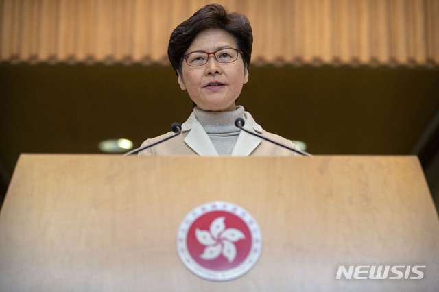 [홍콩=AP/뉴시스]캐리 람 홍콩 행정장관이 10일(현지시간) 홍콩 입법회에서 정례 기자회견을 하고 있다. 홍콩에서는 지난 주말 80만 명이 넘는 시민이 참여한 대규모 집회가 폭력 사태 없이 평화롭게 마무리됐다. 2019.12.10.