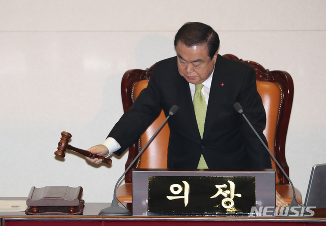 [서울=뉴시스] 고승민 기자 = 문희상 국회의장이 10일 서울 여의도 국회에서 열린 제371회국회(정기회) 제12차 본회의를 개회하고 있다. 2019.12.10. kkssmm99@newsis.com