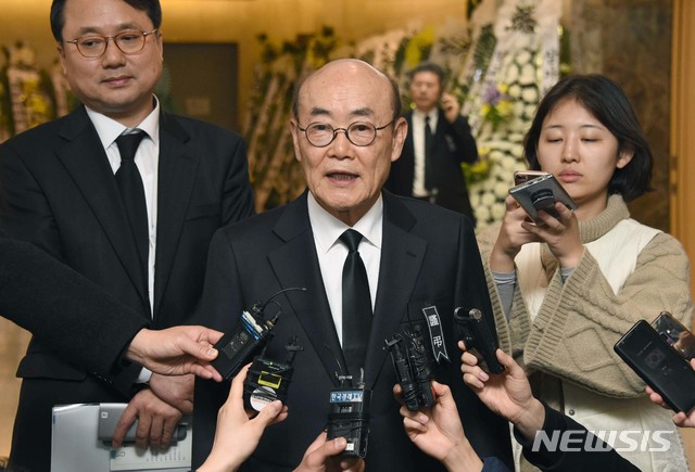 [수원=뉴시스]김종택 기자 = 김태구(가운데) 전 대우자동차 사장가 10일 경기 수원시 아주대병원 장례식장에 마련된 고 김우중 전 대우그룹회장의 빈소에서 기자들의 질문에 답변하고 있다. 2019.12.10. photo@newsis.com