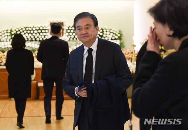 [수원=뉴시스]김종택 기자 = 홍석현 중앙홀딩스 회장이 10일 경기 수원시 아주대병원 장례식장에 마련된 고(故) 김우중 전 대우그룹 회장의 빈소를 조문을 하고 있다. 2019.12.10. photo@newsis.com