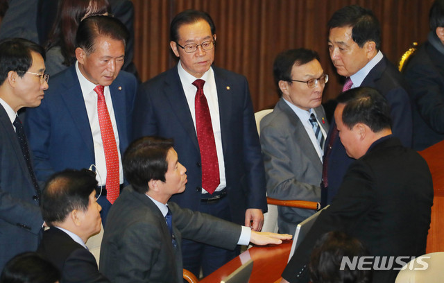 [서울=뉴시스] 장세영 기자 = 이인영 더불어민주당 원내대표와 심재철 자유한국당 원내대표가 10일 서울 여의도 국회 본회의장에서 열린 제371회국회(정기회) 제12차 본회의에 참석해 대화를 나누고 있다. 2019.12.10. photothink@newsis.com