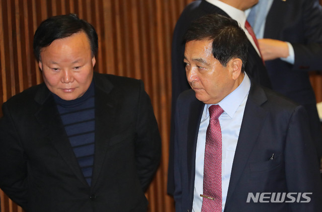 [서울=뉴시스] 장세영 기자 = 심재철(오른쪽) 자유한국당 원내대표가 10일 서울 여의도 국회 본회의장에서 열린 제371회국회(정기회) 제12차 본회의에 참석해 김재원 정책위의장과 대화를 나누고 있다. 2019.12.10. photothink@newsis.com