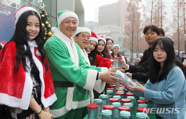 [서울=뉴시스]송호섭 스타벅스 대표이사와 이제훈 초록우산어린이재단 회장이 10일 서울 스타벅스 더종로R점 앞 광장에서 열린 '2019 산타 바리스타 캠페인 발대식'에 참석해 2019 미스코리아와 함께 기금 모금활동에 동참한 고객에게 스타벅스 텀블러를 증정하고 있다. (사진=스타벅스코리아 제공) 2019.12.10. photo@newsis.com