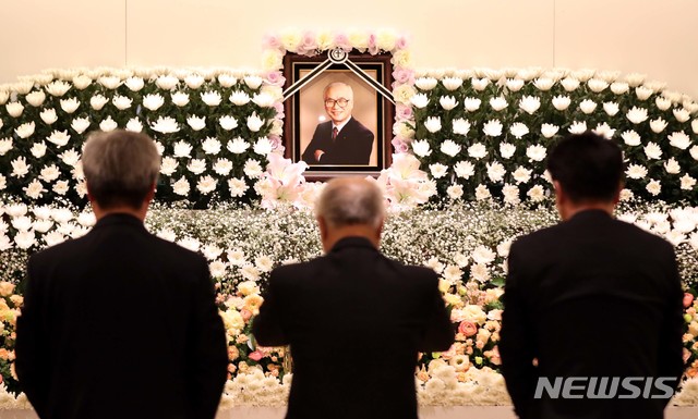 [수원=뉴시스]김종택 기자 = 김우중 전 대우그룹 회장 빈소가 마련된 경기 수원시 아주대병원 장례식장에 10일 오전 조문객들이 조문하고 있다. 2019.12.10.&nbsp; photo@newsis.com