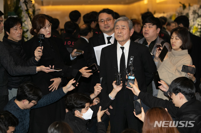 [수원=뉴시스]김종택 기자 = 이경훈 전 대우 회장이 10일 경기도 수원시 아주대병원 장례식장에 마련된 고 김우중 전 대우그룹 회장 빈소에서 심경 발표를 하고 있다. 2019.12.10. photo@newsis.com