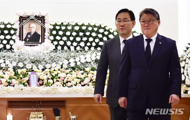 [수원=뉴시스]김종택 기자 = 10일 경기 수원시 영통구 월드컵로 아주대학교병원 장례식장에 김우중 전 대우그룹 회장의 빈소가 꾸려진 가운데 조원진 우리공화당 의원, 주호영 자유한국당 의원이 조문을 마치고 빈소를 나서고 있다. 2019.12.10. photo@newsis.com