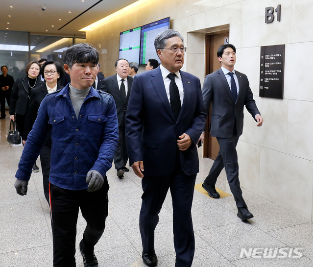 [수원=뉴시스]김종택 기자 = 10일 오후 경기 수원시 아주대병원 장례식장에 마련된 김우중(가운데) 전 대우그룹 회장 빈소에서 방상훈 조선일보 사장이 조문하고 있다. 2019.12.10. photo@newsis.com