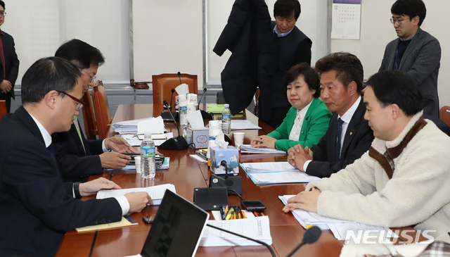 [서울=뉴시스]김명원 기자 = 박주민 더불어민주당 의원(왼쪽부터 시계방향), 천정배 대안신당 의원, 조배숙 민주평화당 원내대표, 여영국 정의당 의원, 채이배 바른미래당 의원이 10일 오후 서울 여의도 국회 행정안전위원회 소회의실에서 열린 4+1 사법개혁 협의체 회의를 하고 있다. 2019.12.10. kmx1105@newsis.com