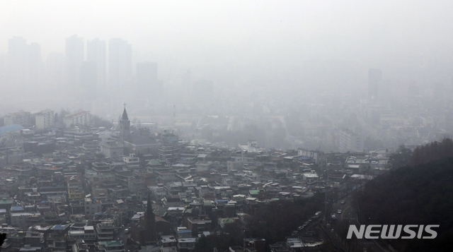[서울=뉴시스]최진석 기자 = 올 겨울 첫 미세먼지 비상저감조치가 발령된 10일 오후 서울 남산에서 바라본 도심이 뿌옇게 보이고 있다. 2019.12.10. myjs@newsis.com