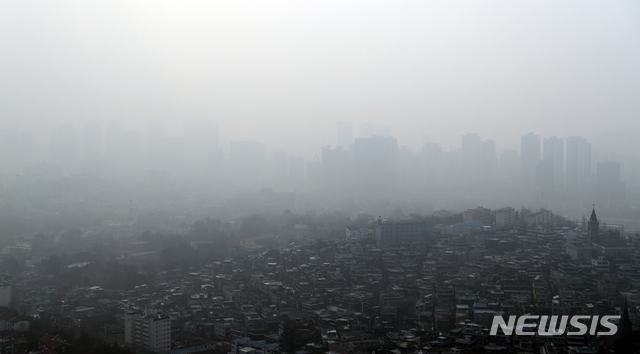 [서울=뉴시스]최진석 기자 = 올 겨울 첫 미세먼지 비상저감조치가 발령된 지난 10일 오후 서울 남산에서 바라본 도심이 뿌옇게 보이고 있다. 2019.12.10. myjs@newsis.com