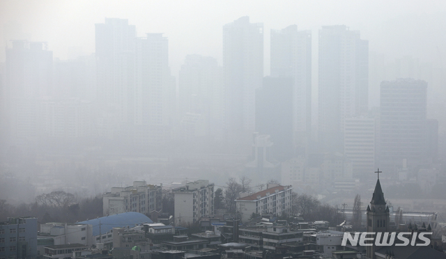 [서울=뉴시스]최진석 기자 = 올 겨울 첫 미세먼지 비상저감조치가 발령된 10일 오후 서울 남산에서 바라본 도심이 뿌옇게 보이고 있다. 2019.12.10.   myjs@newsis.com