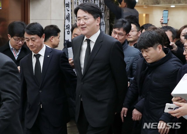[수원=뉴시스]김종택 기자 = 조원태 한진그룹 회장이 10일 오후 경기 수원시 아주대병원 장례식장에 마련된 故 김우중 전 대우그룹 회장 빈소를 찾아 조문을 마친 뒤 장례식장을 나서고 있다. 2019.12.10. photo@newsis.com