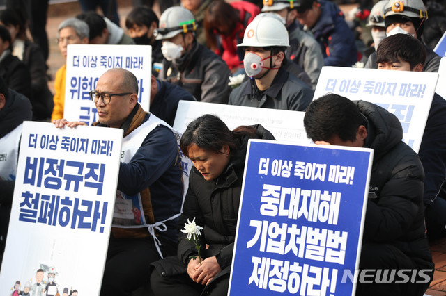[태안=뉴시스]김선웅 기자 = 화력발전소에서 비정규직 노동자로 근무하다 산업재해로 숨진 故 김용균 씨 1주기인 10일 오후 충남 태안군 한국서부발전 태안화력발전소에서 열린 추모제에서 고인의 어머니 김미숙 씨가 참석하고 있다. 2019.12.10. mangusta@newsis.com
