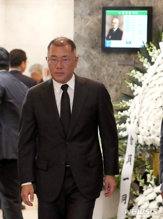 [수원=뉴시스]김종택 기자 = 정의선 현대차그룹 수석부회장이 10일 경기도 수원 아주대학교병원 장례식장에 마련된 故 김우중 전 대우그룹 회장의 빈소를 찾아 조문을 마친 뒤, 나서고 있다. 2019.12.10.&nbsp; photo@newsis.com