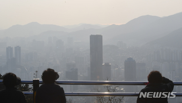 [부산=뉴시스] 하경민 기자 = 부산지역 초미세먼지·미세먼지 농도가 '나쁨' 단계를 보인 10일 부산 황령산 봉수대에서 바라본 도심이 뿌옇게 보이고 있다. 2019.12.10.yulnetphoto@newsis.com