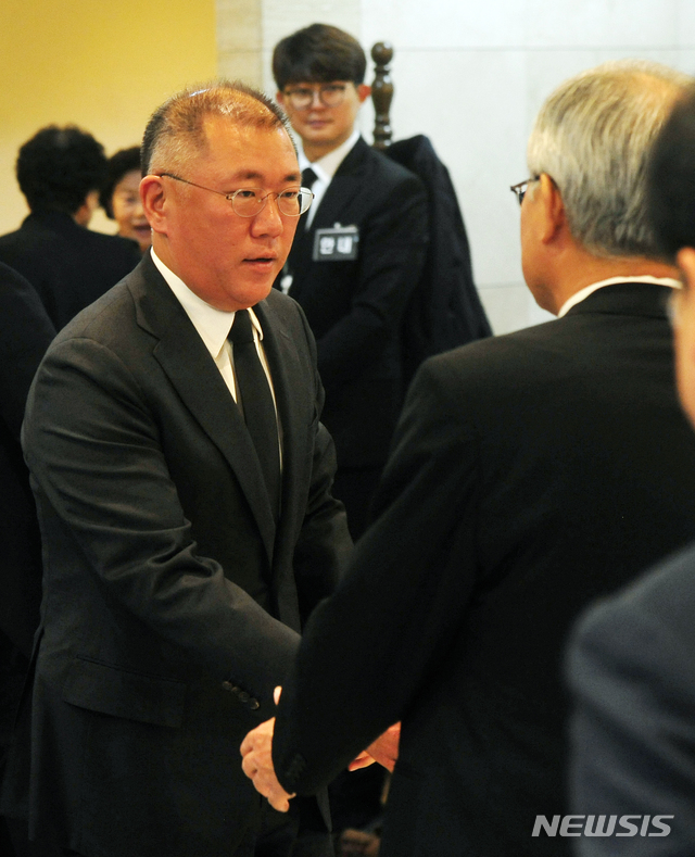 [수원=뉴시스]김종택 기자 = 정의선 현대차그룹 수석부회장이 10일 경기도 수원 아주대학교병원 장례식장에 마련된 故 김우중 전 대우그룹 회장의 빈소를 찾아 조문하고 있다. 2019.12.10. photo@newsis.com