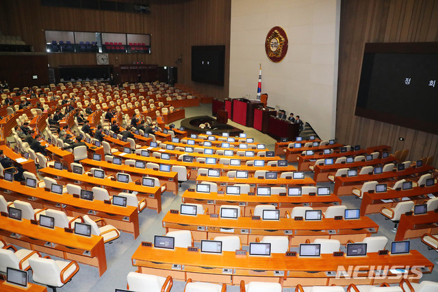 [서울=뉴시스] 장세영 기자 = 더불어민주당 의원들이 10일 서울 여의도 국회 본회의장에서 열린 제371회국회(정기회) 제12차 본회의에 참석해 본회의 시작을 기다리고 있다. 2019.12.10. photothink@newsis.com