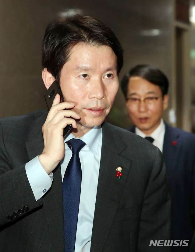 [서울=뉴시스] 이종철 기자 = 여야 교섭단체 3당 원내대표와 예결위 간사가 10일 오후 서울 여의도 국회에서 문희상 국회의장 주재로 내년도 예산안의 본회의 상정을 논의하는 가운데 더불어민주당 이인영 원내대표와 이원욱 원내수석부대표가 심각한 표정으로 말하고 있다. 2019.12.10.jc4321@newsis.com