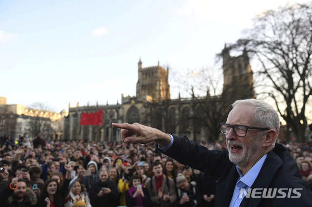 [브리스톨=AP/뉴시스]12일(현지시간) 치른 영국 총선에서 제1야당인 노동당이 1935년 클레멘드 애틀리 대표 체제 이후 최악의 결과(191석)를 기록했다. 노동당 내부에서는 제러미 코빈 노동당 대표의 책임론이 불거졌다. 사진은 지난 9일 브리스톨 시의회 앞에서 연설 중인 코빈 대표. 2019.12.13.