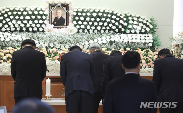[수원=뉴시스] 김종택 기자 = 손경식 한국경영자총협회장 겸 CJ그룹 대표이사(왼쪽 세번째)가 10일 오후 경기 수원시 아주대학교병원 장례식장에 마련된 故 김우중 전 대우그룹 회장의 빈소를 찾아 조문하고 있다. 2019.12.10.&nbsp; photo@newsis.com