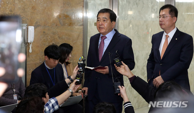 [서울=뉴시스] 이종철 기자 = 예산안 논의를 위해 10일 밤 서울 여의도 국회에서 문희상 국회의장을 만난 심재철 자유한국당 원내대표가 기자들의 질문에 답하고 있다. 2019.12.10. jc4321@newsis.com