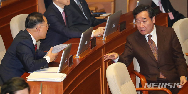 [서울=뉴시스] 장세영 기자 = 이낙연(오른쪽) 국무총리가 10일 서울 여의도 국회 본회의장에서 열린 제371회국회(정기회) 제12차 본회의에 참석해 홍남기 경제부총리와 대화를 나누고 있다. 2019.12.10.&nbsp; photothink@newsis.com
