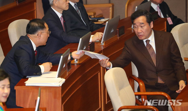 [서울=뉴시스] 장세영 기자 = 이낙연(오른쪽) 국무총리가 10일 서울 여의도 국회 본회의장에서 열린 제371회국회(정기회) 제12차 본회의에 참석해 홍남기 경제부총리와 대화를 나누고 있다. 2019.12.10. photothink@newsis.com