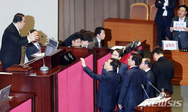 [서울=뉴시스] 이종철 기자&nbsp; = 문희상 국회의장이 10일 밤 서울 여의도 국회에서 열린 본회의에서 예산안을 상정하자 심재철 한국당 원내대표를 비롯한 의원들이 항의를 하고 있다. 2019.12.10.jc4321@newsis.com