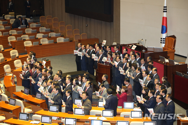 [서울=뉴시스]김명원 기자 = 국회 본회의가 열린 10일 오후 서울 여의도 국회 본회의장에서 투표 결과 재적 295인 재석 162인, 찬성 156인, 반대 3인, 기권 3인으로 2020년도 예산안통과 된 가운데 자유한국당 의원들이 의장석 주변에서 예산 통과에 항의하며 구호를 외치고 있다. 2019.12.10., kmx1105@newsis.com