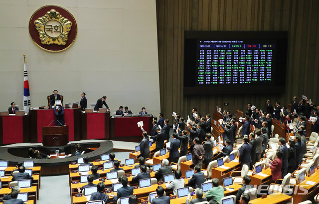 [서울=뉴시스] 장세영 기자 = 2020년도 예산안에 대한 수정안이 10일 서울 여의도 국회 본회의장에서 열린 제371회국회(정기회) 제12차 본회의에서 자유한국당 의원들이 반대하는 가운데 가결되고 있다. 2019.12.10.&nbsp; photothink@newsis.com