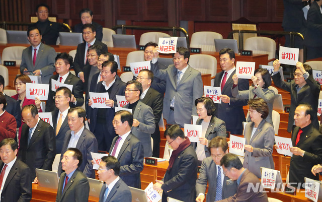 [서울=뉴시스] 장세영 기자 = 자유한국당 의원들이 10일 서울 여의도 국회 본회의장에서 열린 제371회국회(정기회) 제12차 본회의에 참석해 문희상 국회의장을 향해 구호를 외치고 있다. 2019.12.10. photothink@newsis.com