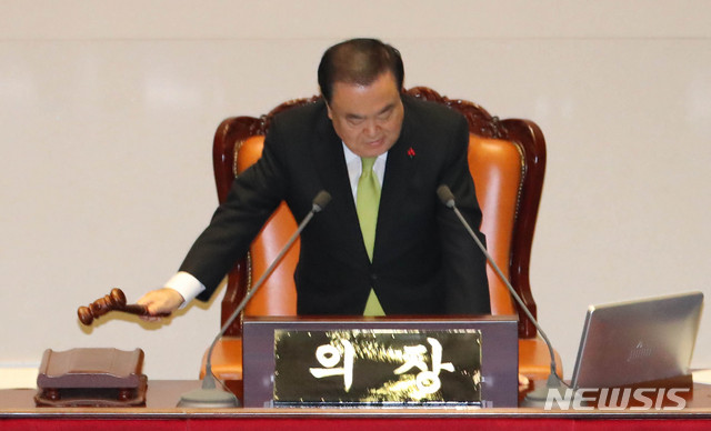 [서울=뉴시스] 장세영 기자 = 문희상 국회의장이 10일 서울 여의도 국회 본회의장에서 열린 제371회국회(정기회) 제12차 본회의에서 2020 예산안을 가결하고 있다.  2019.12.10. photothink@newsis.com