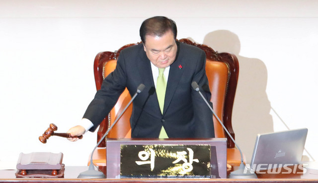 [서울=뉴시스] 장세영 기자 = 문희상 국회의장이 10일 서울 여의도 국회 본회의장에서 열린 제371회국회(정기회) 제12차 본회의에서 2020 예산안을 가결하고 있다. 2019.12.10.&nbsp; photothink@newsis.com